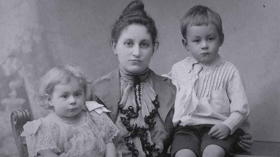 Schwarz-weiss Bild von Moritz Conradi als Kind mit seiner Mutter und Schwester