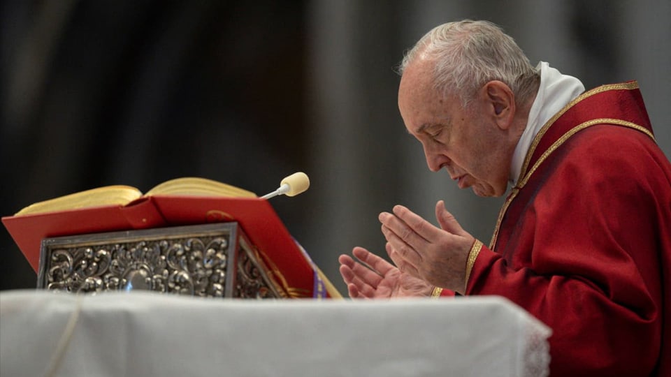 purtret da papa Francestg che maina la processiun