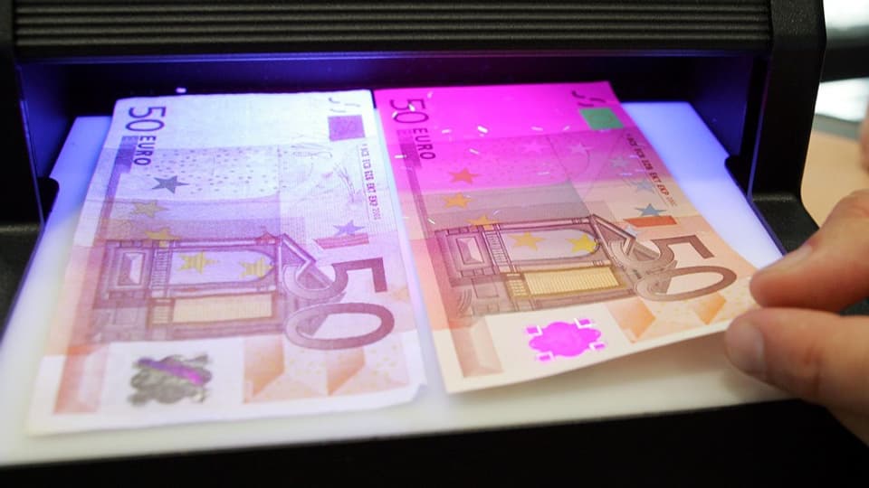 Bancnottas da 50 euros sut ina maschina. 