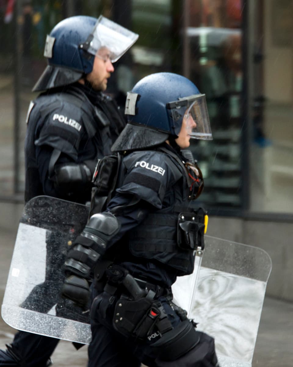 La polizia en acziun a Basilea durant il til da l'emprim da matg.