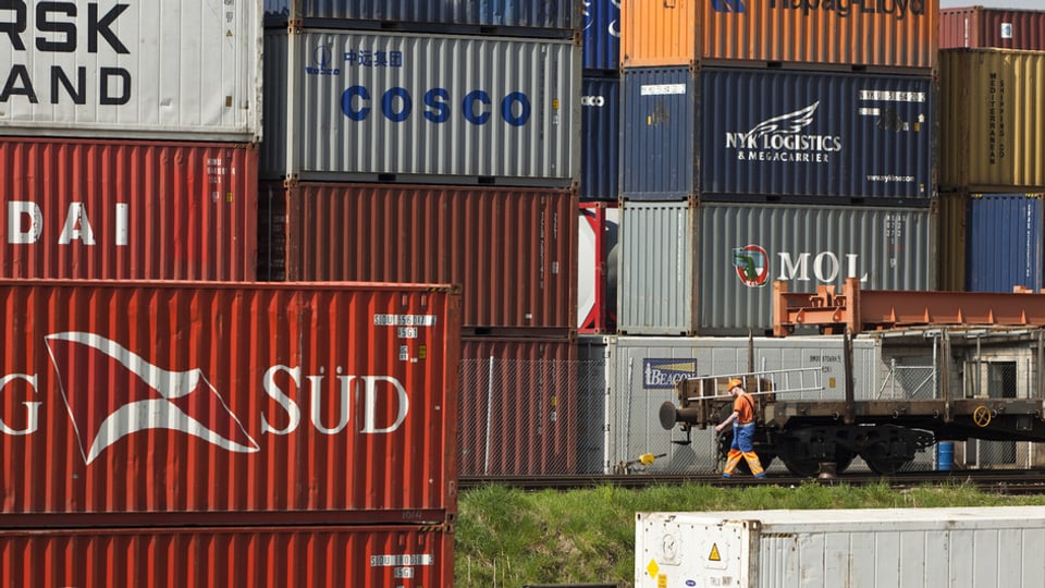 Containers che vegnan transportads davent.
