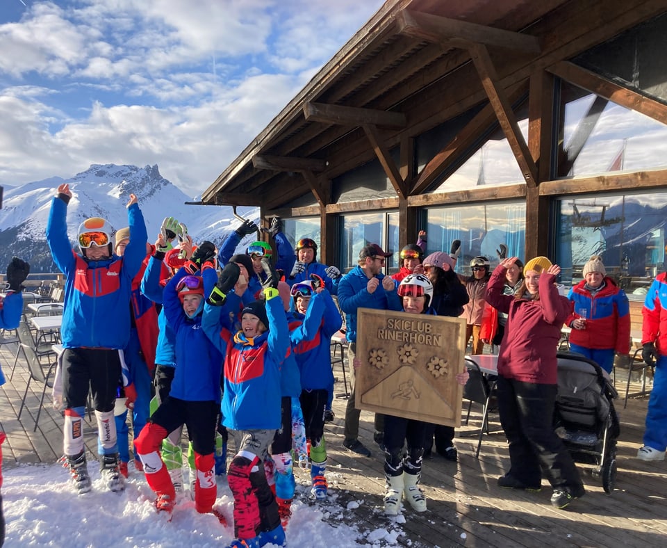 Skiclub Rinerhorn Davos stosst auf Sieg von Jasmine Flury an.