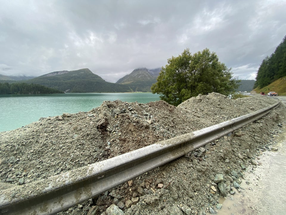 Erdrutsch auf Strasse bei Sils im Engadin