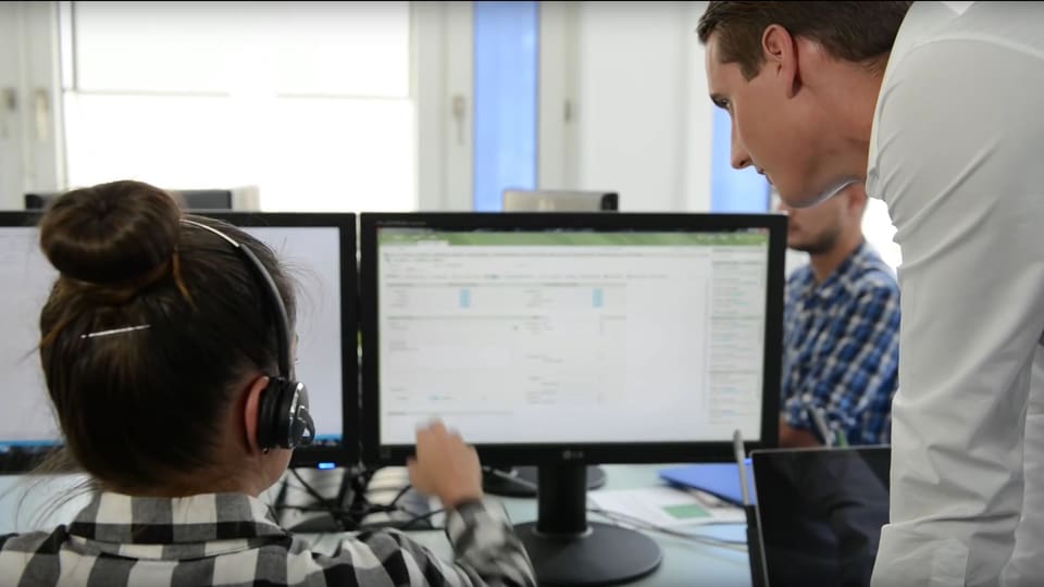 collavuraturs avant moniturs da computer en biro