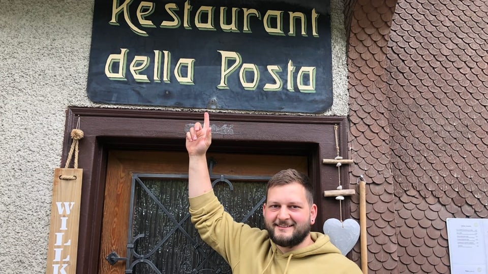 Lucian Alig zeigt stolz auf seinem alten Restaurantschild