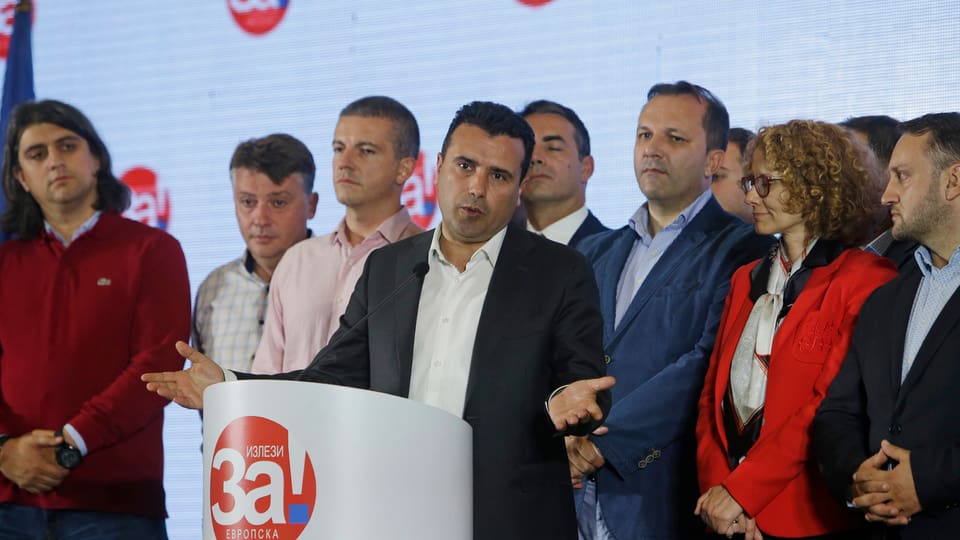 pliras persunas enturn in pult, entamez il primminister da la Macedonia