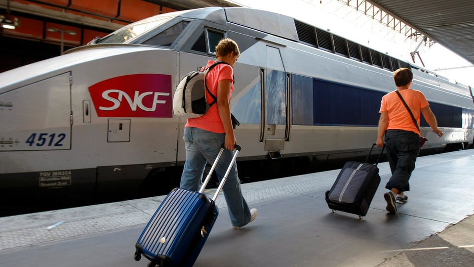 duas persunas avant in tren da la SNCF
