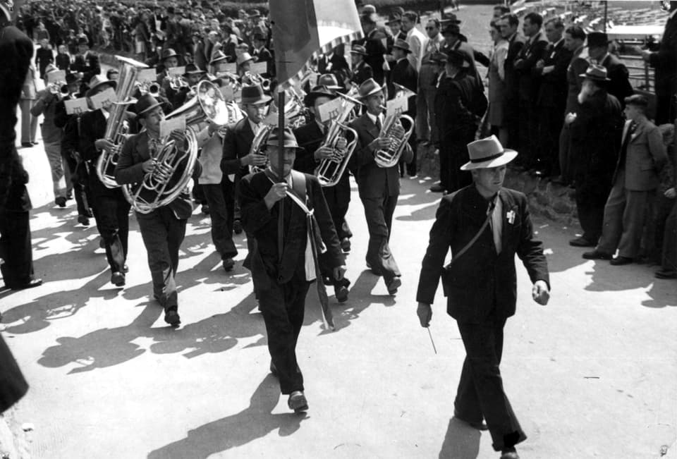 Musikgesellschaft spielt und marschiert