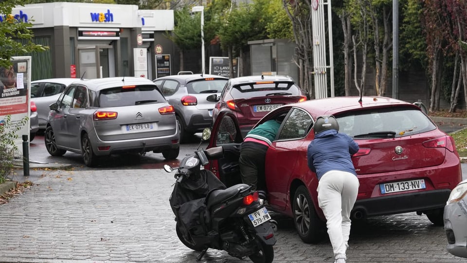 Umans stauschan l'auto tar in tancadi