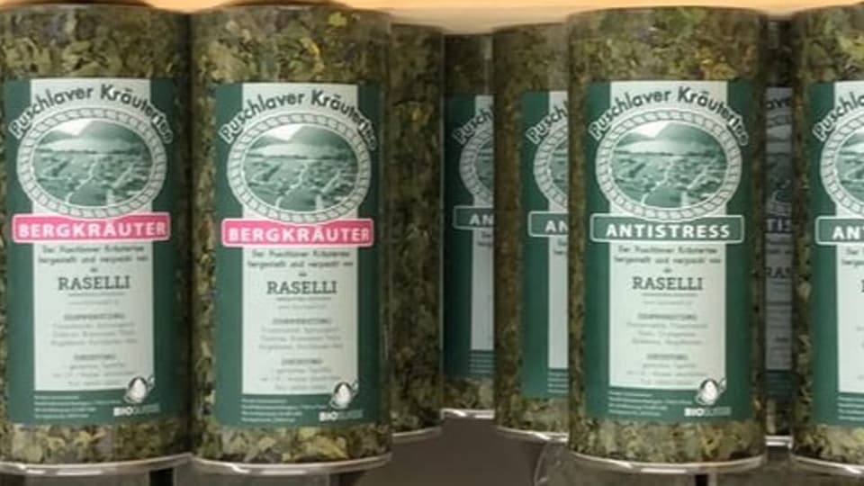 Differentas tisanas da Raselli prontas per la spediziun. Bergkräuter bereit für den Verkauf.