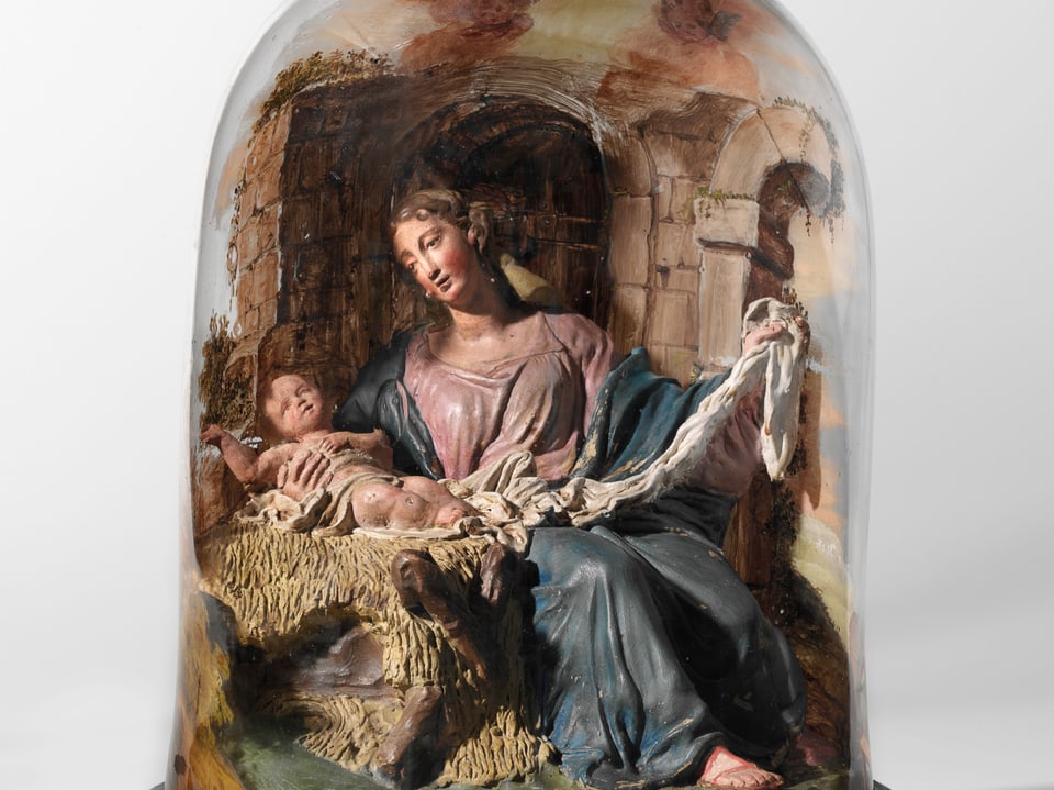 Stalla da Nadal "Maria mit Jesuskind" cun figuras d'arschiglia arsa, ch'il sculptur Ildefons Curiger ha creà tranter ils onns 1810 e 1820 a Nossadunnaun