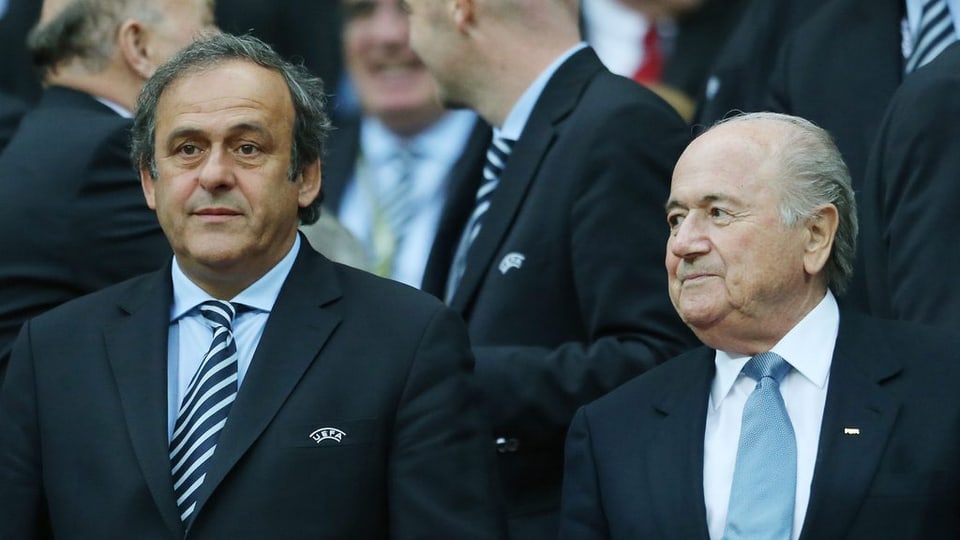Da sanester: Il president da l'UEFA, Michel Platini ensemen cun il president da la FIFA, Sepp Blatter.