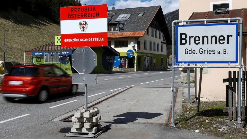 Il pass dal Brenner tranter l'Italia e l'Austria. 