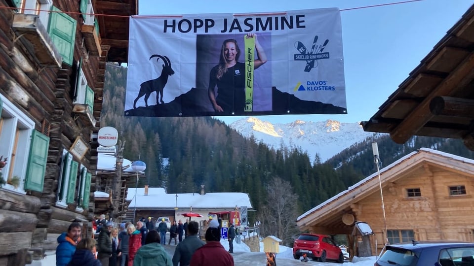 Transparent für Jasmine Flury in Davos, zur Feier ihres Siegs in der Ski-Weltmeisterschaft