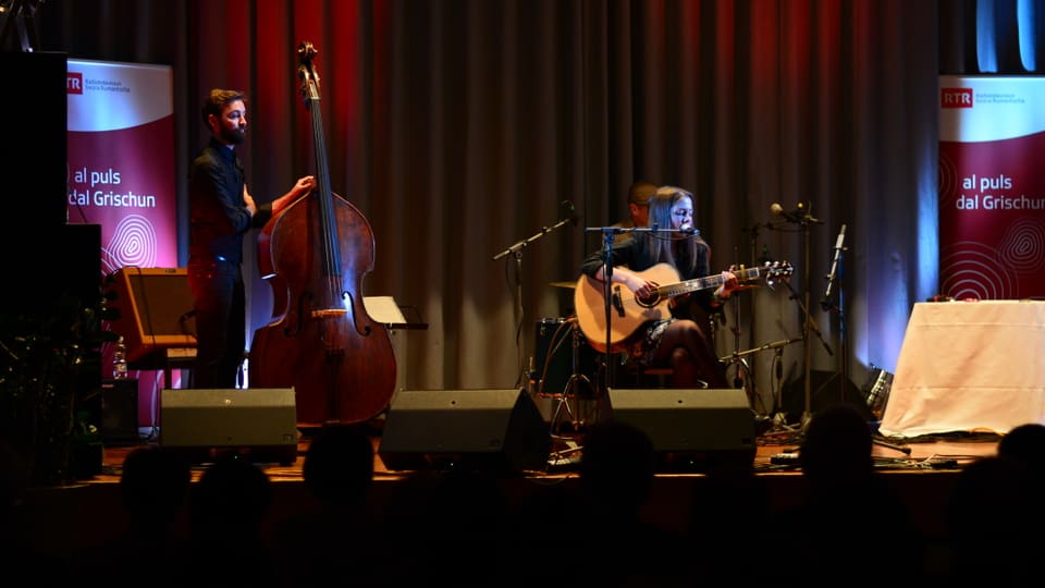 Martina Iori durant ses concert al «Da cumpagnia» a Cuira. ina gruppa da musica durant in concert