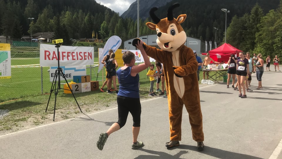 Il mascottin «Gianni» tar la cursa da stad a Scuol.