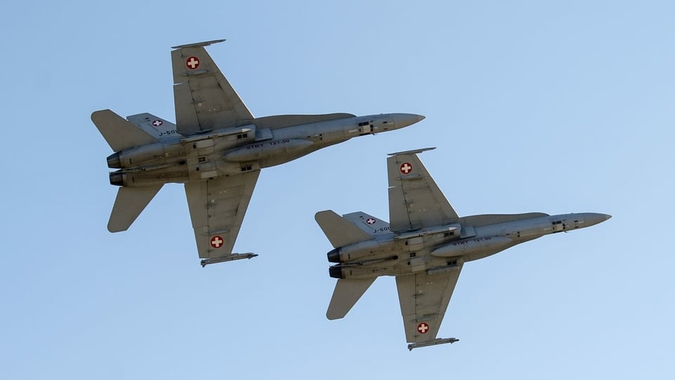 Dus aviuns da cumbat da l'armada svizra F/A-18.