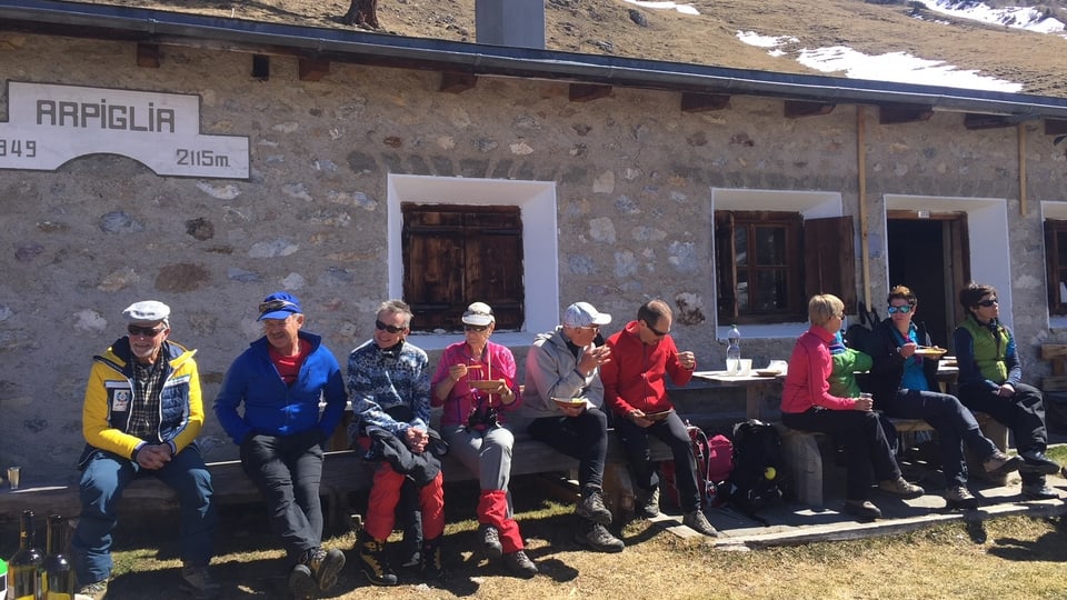 glieud davant l'Alp Arpiglia a sulagl