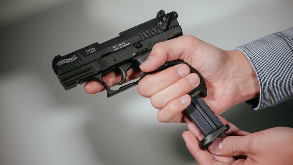 Persuna che chargia ina pistola. 