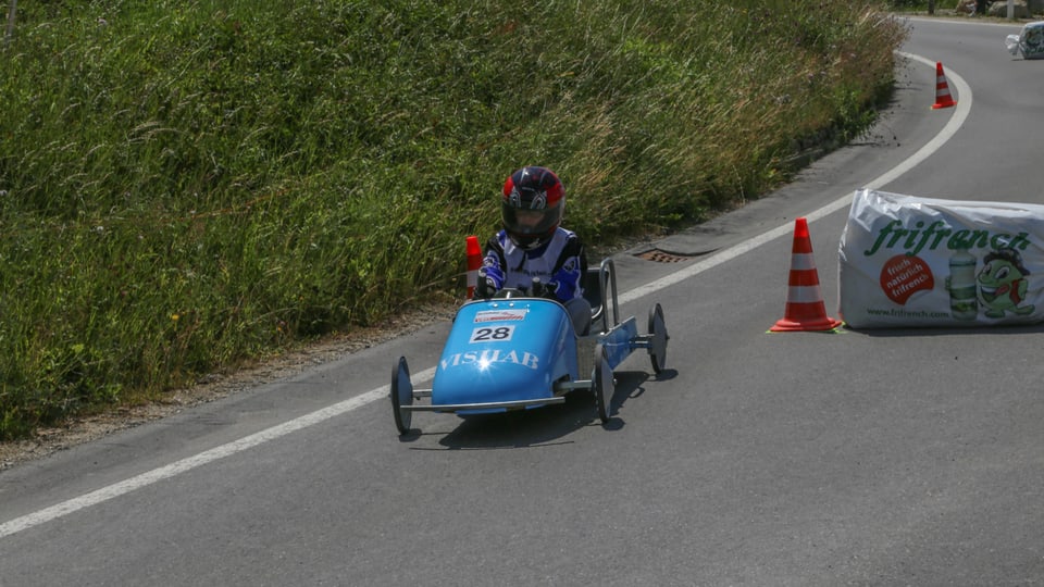 Lean cun ses mini car blau durant la cursa.