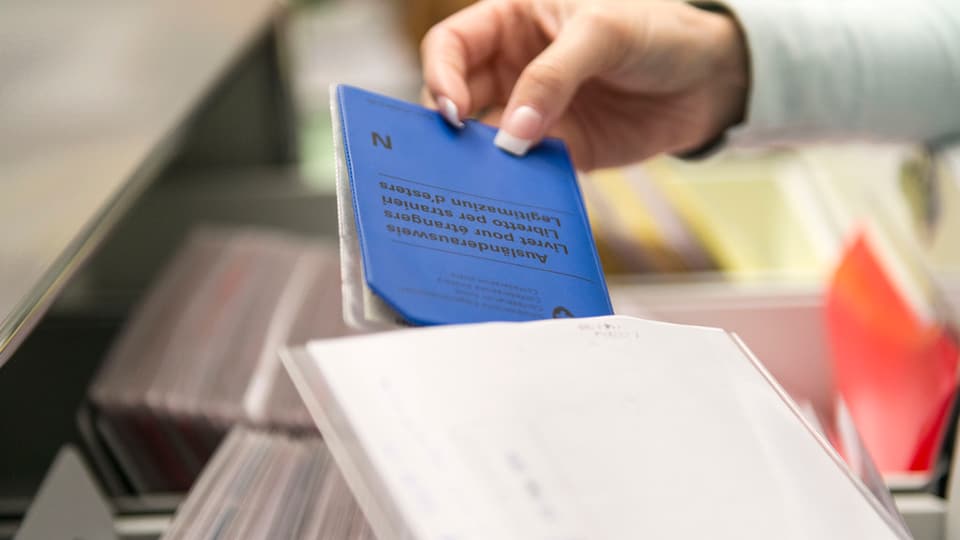 Ina funcziunaria pachetescha in document da legitimaziun d'esters en ina cuverta