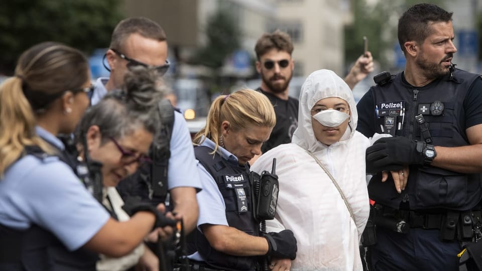 Polizia che arresta activists.