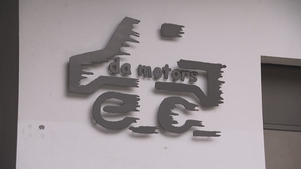 Das Logo von der Garage von Leci Deplazes a Surrein. 