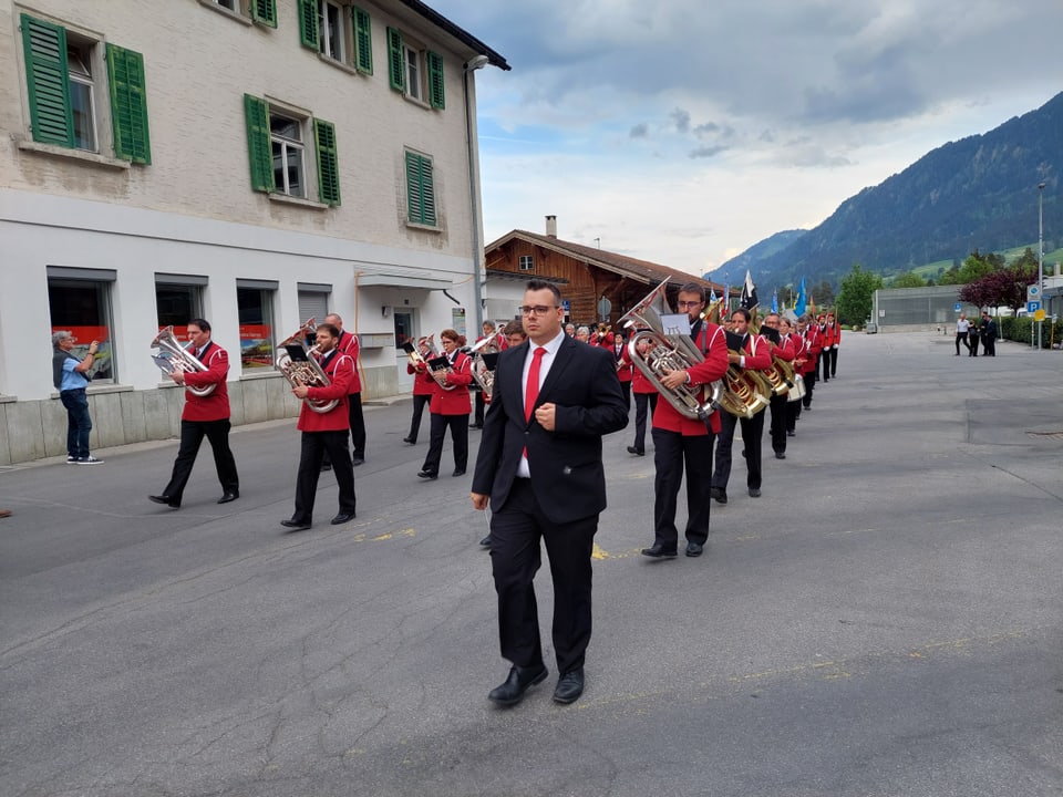 A la staziun da Glion ha in cortegi musical beneventà la cussegliera guvernativa nova.