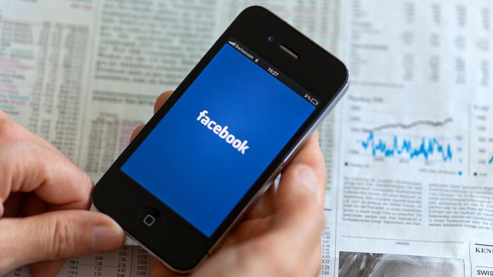 Telefonin cun aviert l'applicaziun da Facebook.