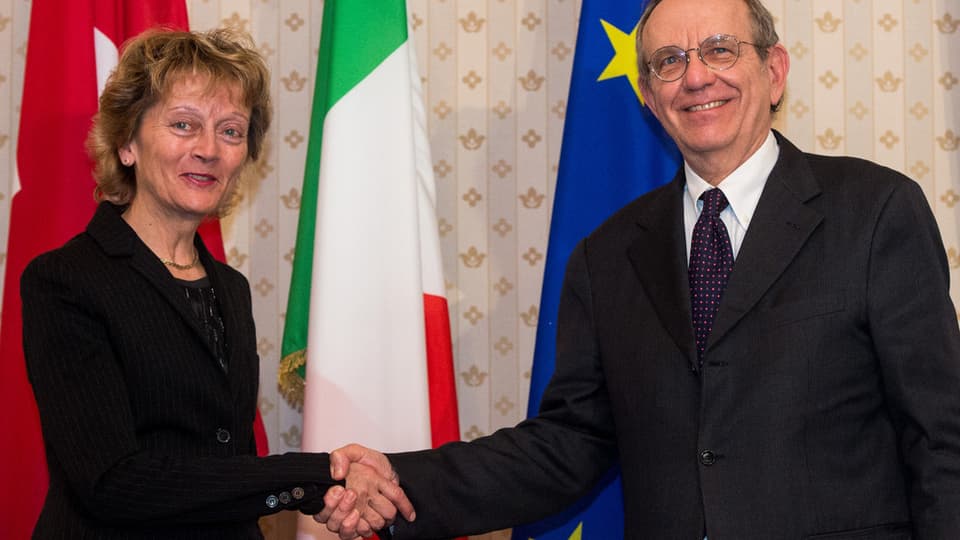 Eveline Widmer-Schlumpf dat il maun al minister da finanzas talian Pier Carlo Padoan.