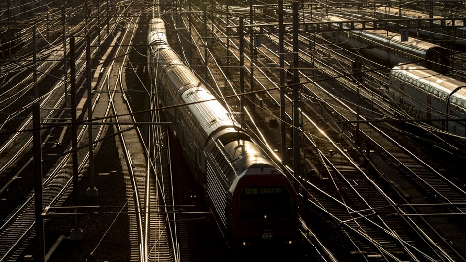 In tren da la SBB a la staziun principala a Turitg.