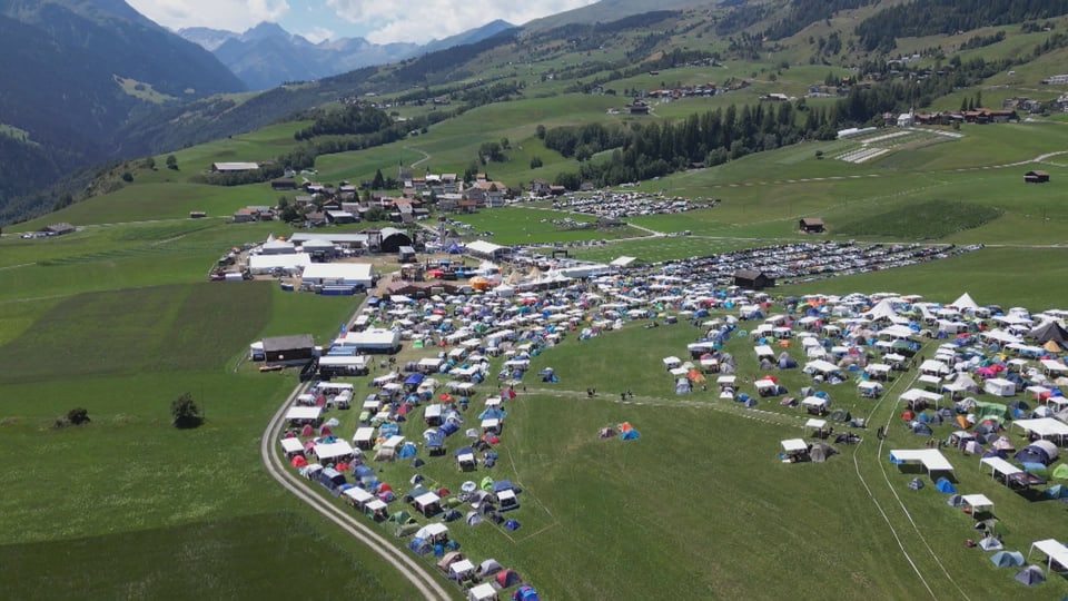 Aussicht aus der Luft auf das Festivalgelände vom Open Air Lumnezia.