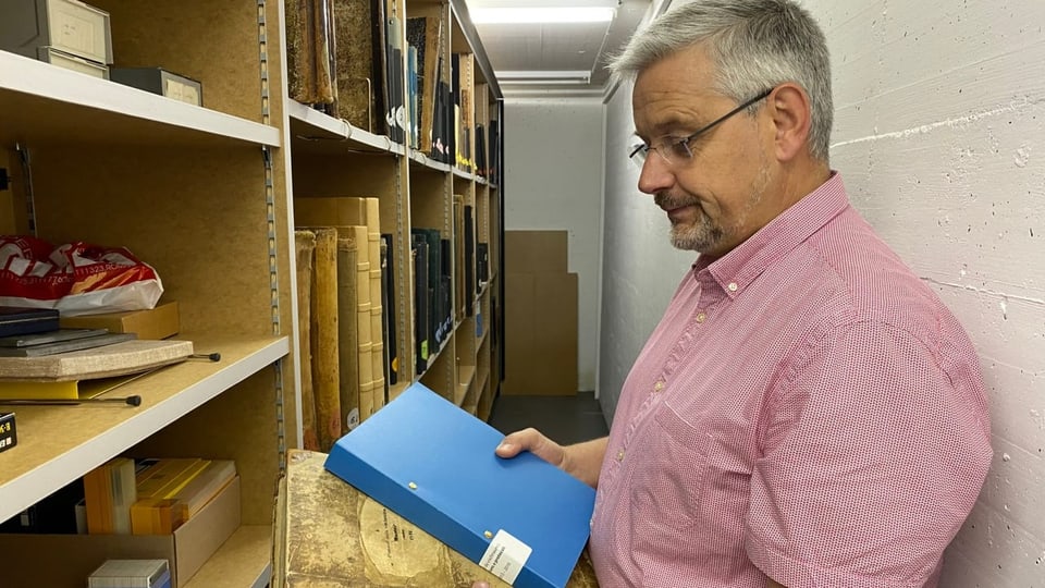 Andri Hendry cun il cudesch da protocols da 1820 – 1870 ed ils protocols actuals