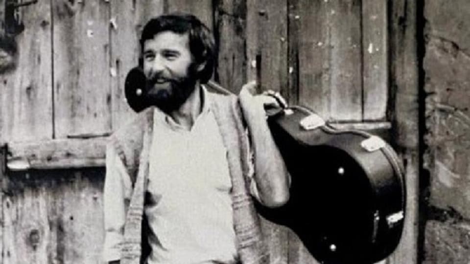 Men Steiner mit Gitarre.