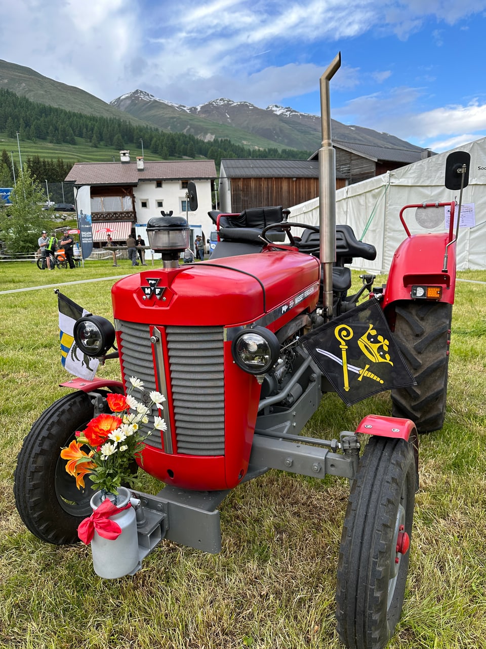 Traktor mit Blumen und Fahnen geschmückt