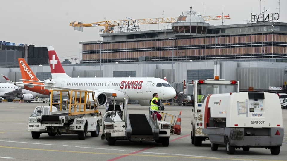 Aviun da la Swiss a la plazza aviatica da Genevra.