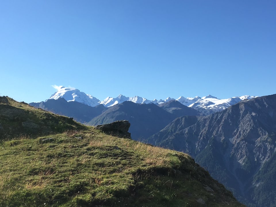 Vista vers il Ortler davent dals muts sur Lü