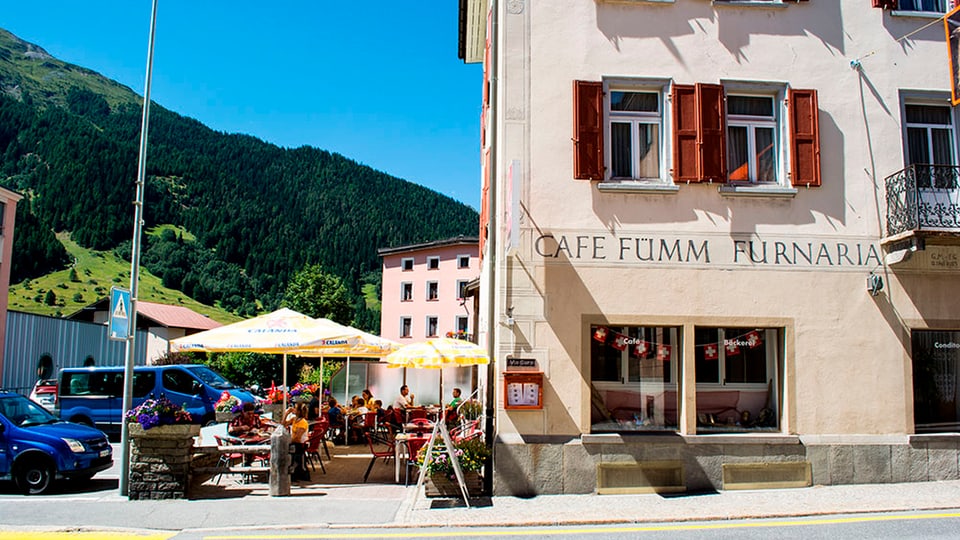 vista sin il café e la plazza avant il café Fümm a Zernez