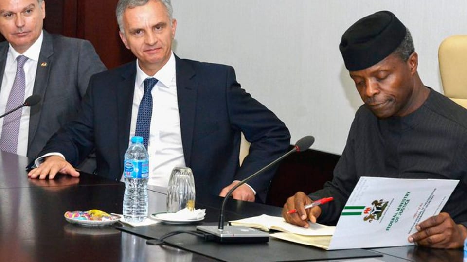 cusseglier federal Burkhalter suttascriva ina declaranza d’intenziun per restituir a la Nigeria 321 milliuns dollars