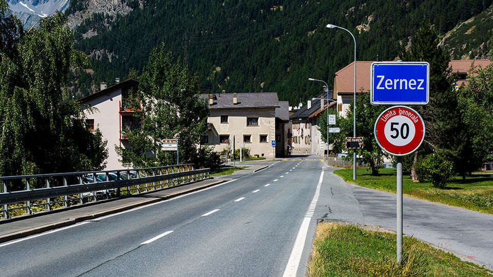 via che maina viaden en il vitg da Zernez, dretg la tavla dal lieu