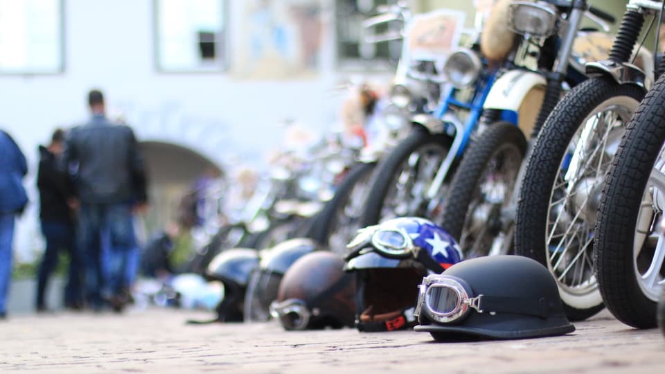 Las chapellinas ston er ir a prà cun ils mopeds - diversas chapellinas èn giun plaun davant ils mopeds