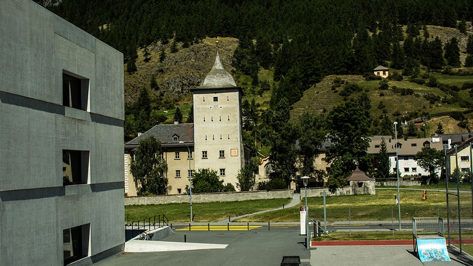 parts da Zernez, dretg il center dal Parc Naziunal, entamez il chastè Planta-Wildenberg