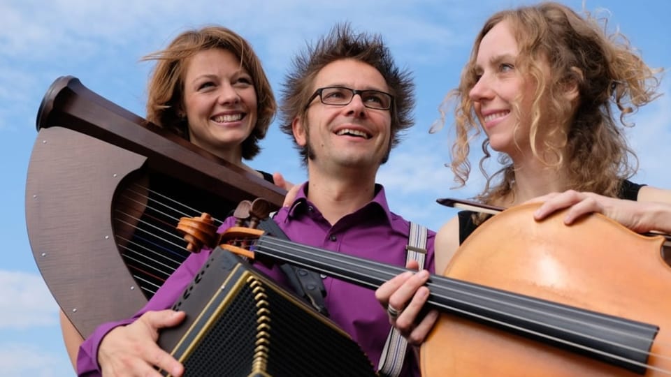 Il trio Gruberich da la Bavaria dus dunnas ed in um cun instruments