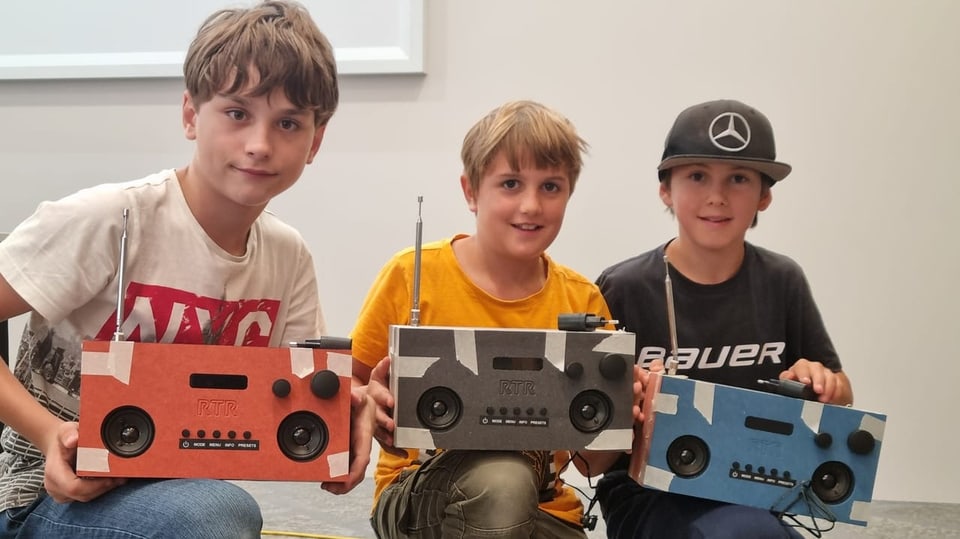 Die Kinder vom Ferienpass Albula bauen ihr eigenes Radio DAB+ bei RTR in Chur