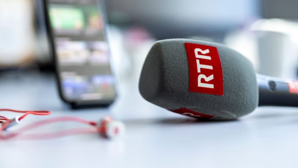 In telefonin cun uregliers ed in microfon cun il logo dad RTR