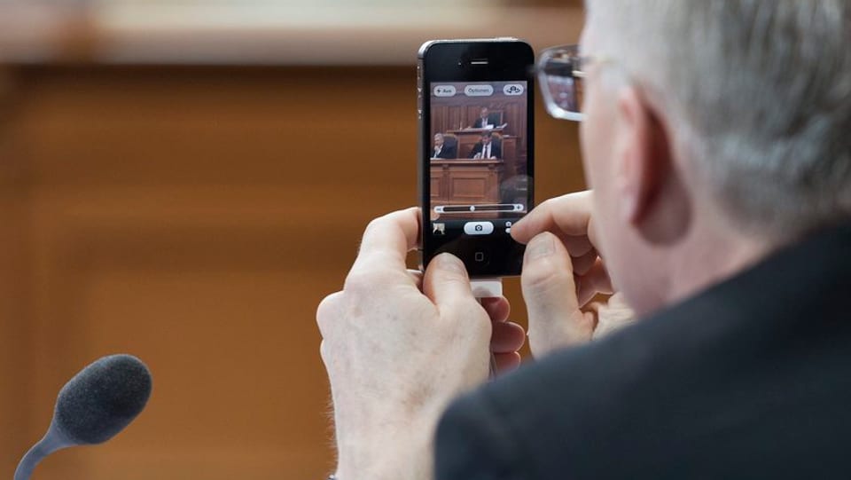 Thomas Minder cun ses handy.