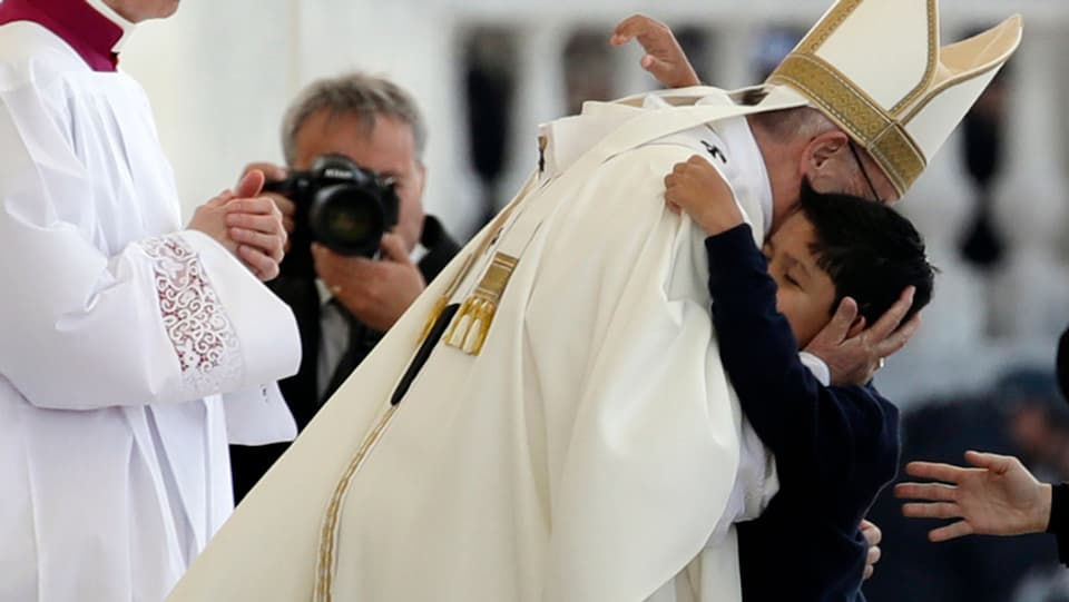 Il mattet en la bratscha dal papa.