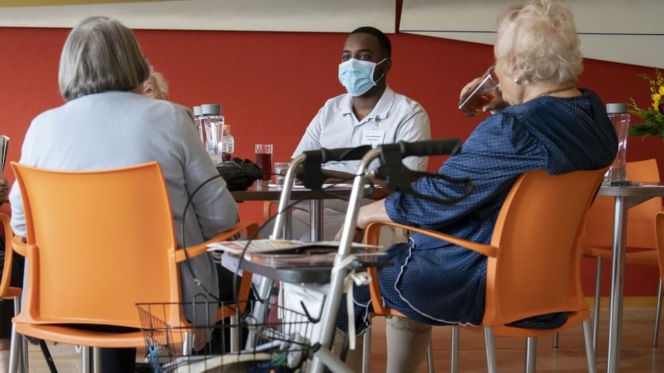 duas senioras ed ina tgirunza sesan enturn ina maisa