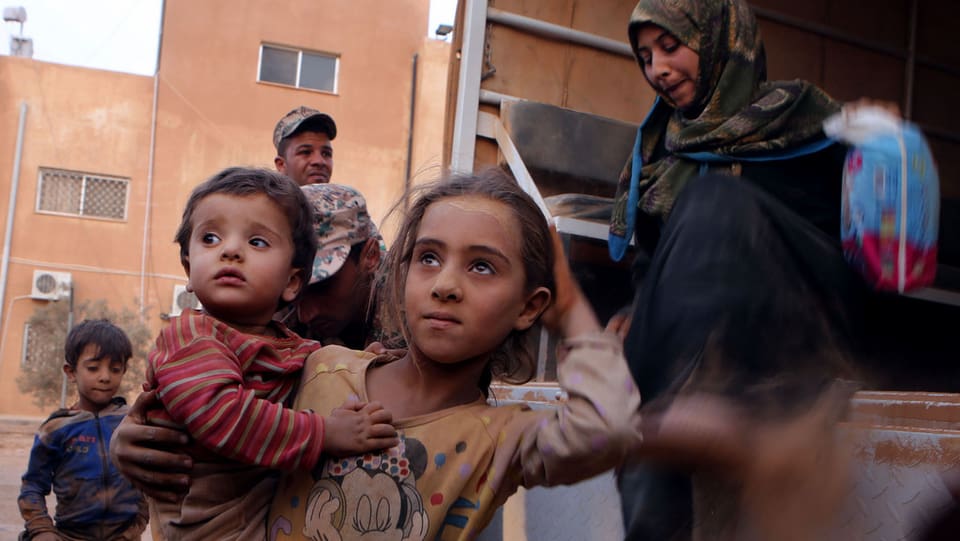 Fugitivs da la Siria che vegnan ord in camiun. 