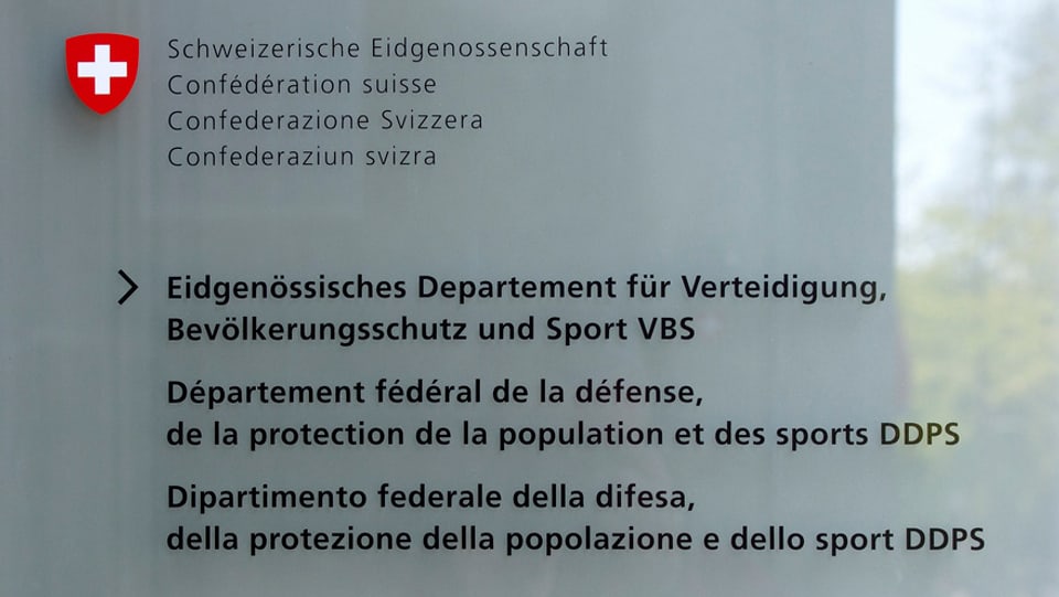 L'inscripziun da l'isch dal VBS en tudestg, franzos e talian.